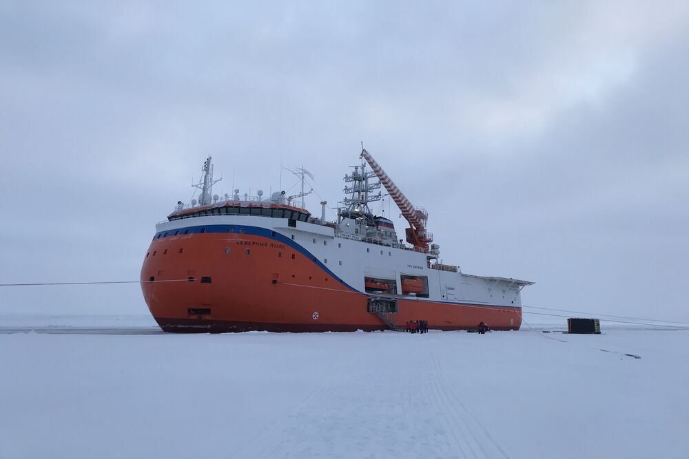 На дрейфующей станции нового типа полярники работают как на борту судна, так и в ледовом лагере. 