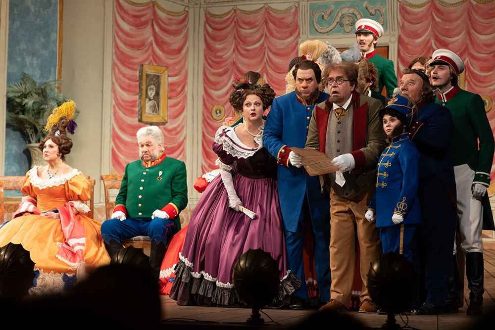 Нынешняя премьера устремлена к самому первому, историческому показу "Ревизора" 1836 года. Нынешняя премьера устремлена к самому первому, историческому показу "Ревизора" 1836 года.