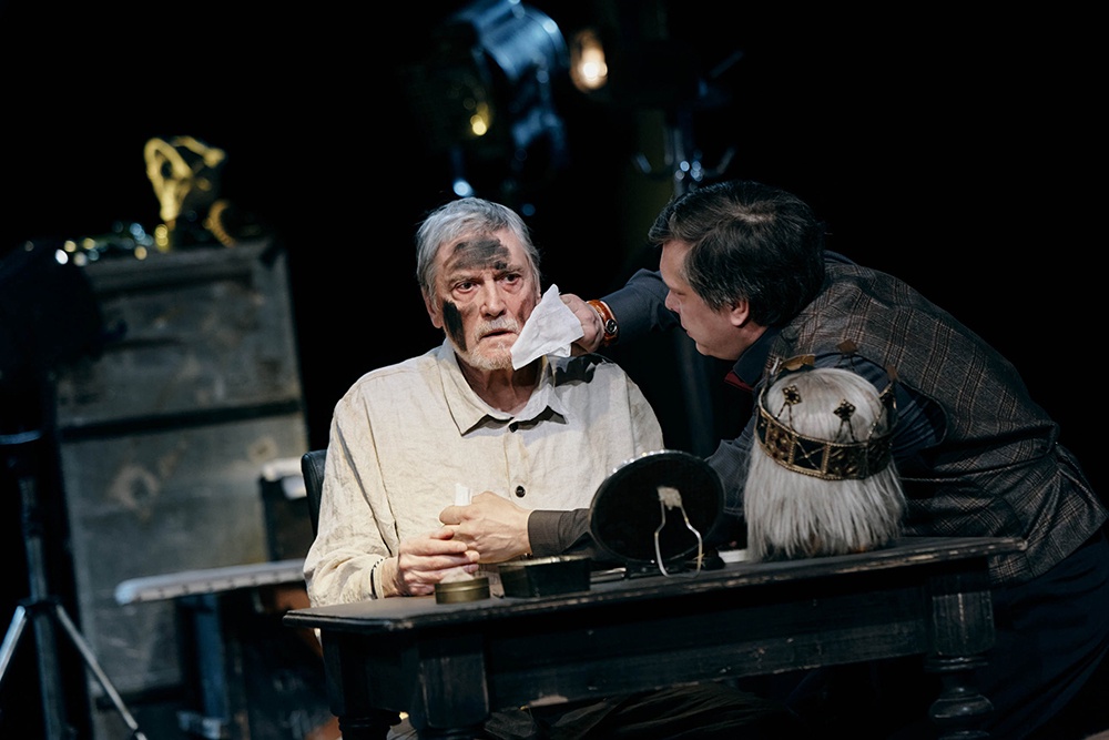 Обласканный публикой сэр Джон будто и не замечает, как его преданный костюмер Норман готов сделать все, чтобы спектакль состоялся. 