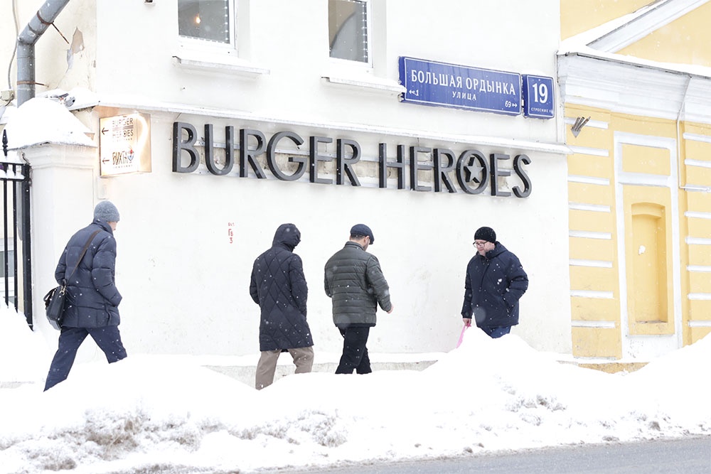 Владельцев ресторанов, кофеен, магазинов и парикмахерских начнут штрафовать за вывески на иностранном языке с 1 марта. Малому бизнесу дали девять месяцев, чтобы привести свои витрины в соответствие с законом. Под взыскание попадут также те, кто придумывает названия для жилых комплексов. Они должны быть только на кириллице. А вот Dior останется Dior: переводить на русский язык знаменитые бренды никто не призывает.