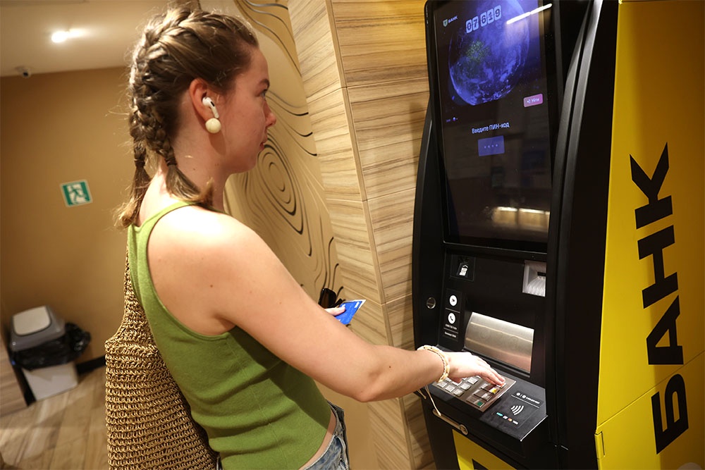 Мошенники буквально объявили охоту на подростков, чтобы вовлечь их в дропперские схемы.