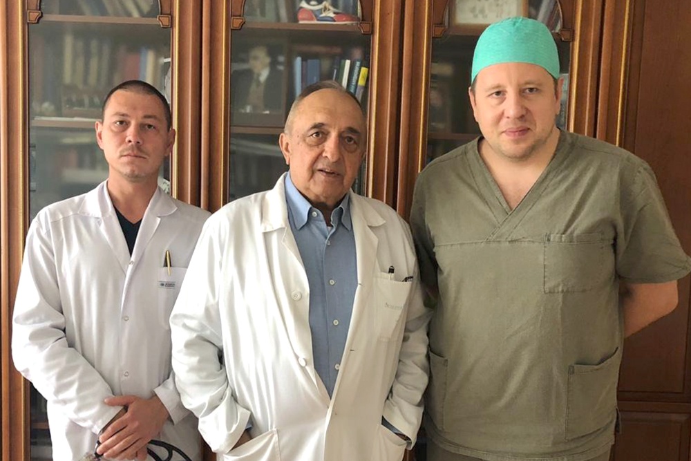 Даже стоять рядом с выдающимся хирургом Ренатом Акчуриным - счастье. На публикуемом фото справа - Тимур Имаев, слева - Алексей Комлев. 