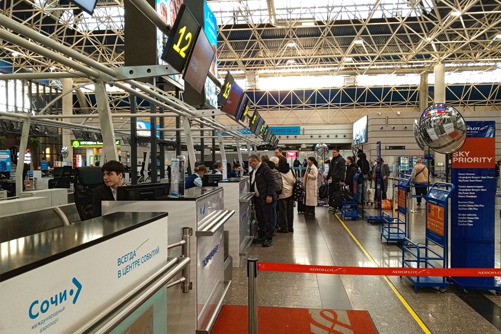 В прошлом году сочинский аэропорт обслужил 12,5 миллиона пассажиров, а с начала нынешнего года - более миллиона.