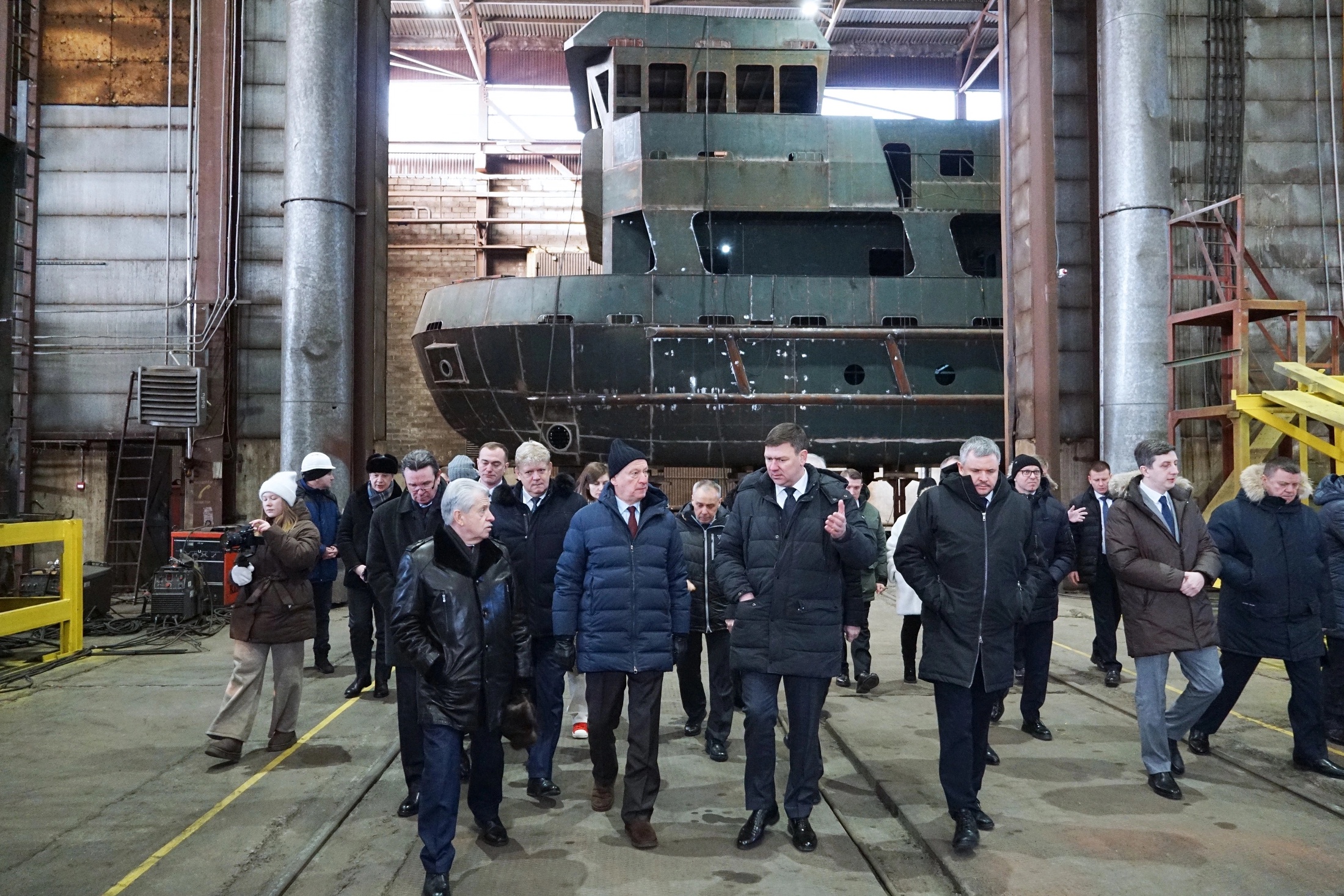 На Самусьском судостроительном заводе Николаю Патрушеву показали новые буксиры и баржи.