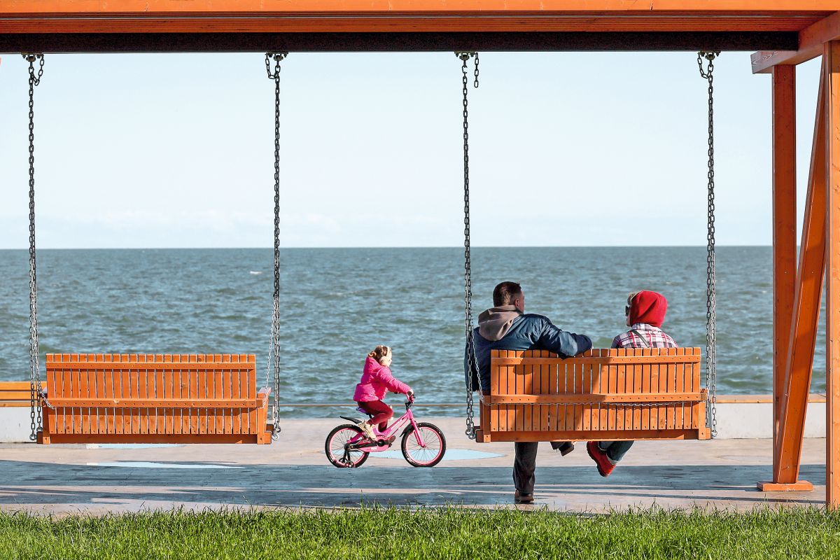 Напиши мне о том, что ты видишь в окно бесконечное синее море...