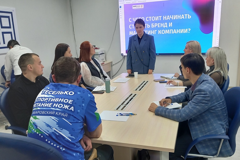 На протяжении четырех недель курсанты постигают теорию в классе и посещают действующие предприятия.