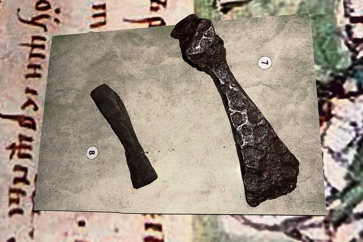 Топорик (на фото слева) был выкован из металла и стоил целое состояние. Удивительно, что сделали его для девочки.