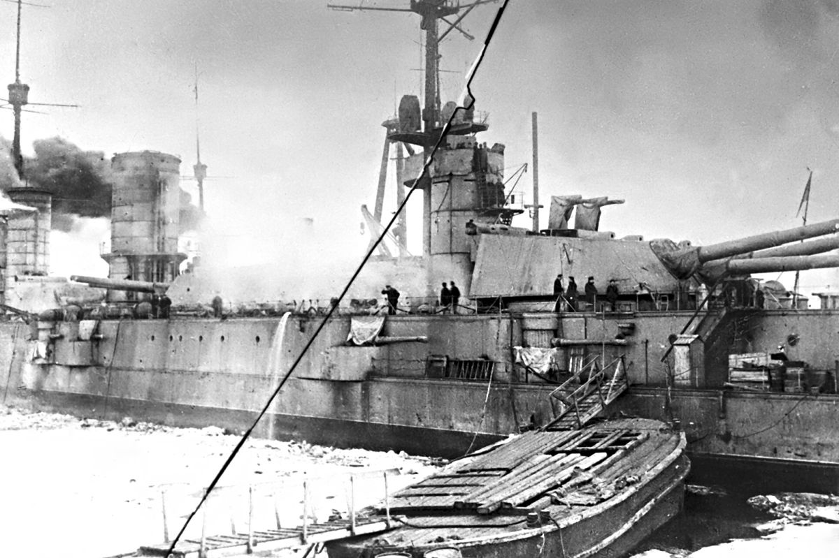 Мятежный линкор "Петропавловск". 1921 г.