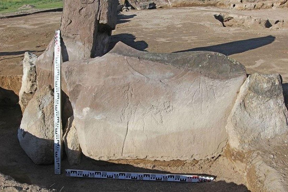 Обычно петроглифы в этом регионе находятся на скалах. Однако в данном случае они были частью закрытых могильников. Обычно петроглифы в этом регионе находятся на скалах. Однако в данном случае они были частью закрытых могильников.