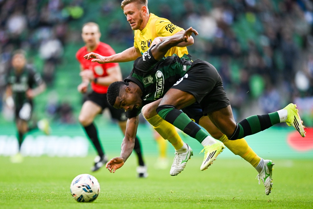 В матчах 19-го тура чемпионата было больше борьбы и спорных эпизодов, чем красивого футбола. В матчах 19-го тура чемпионата было больше борьбы и спорных эпизодов, чем красивого футбола.