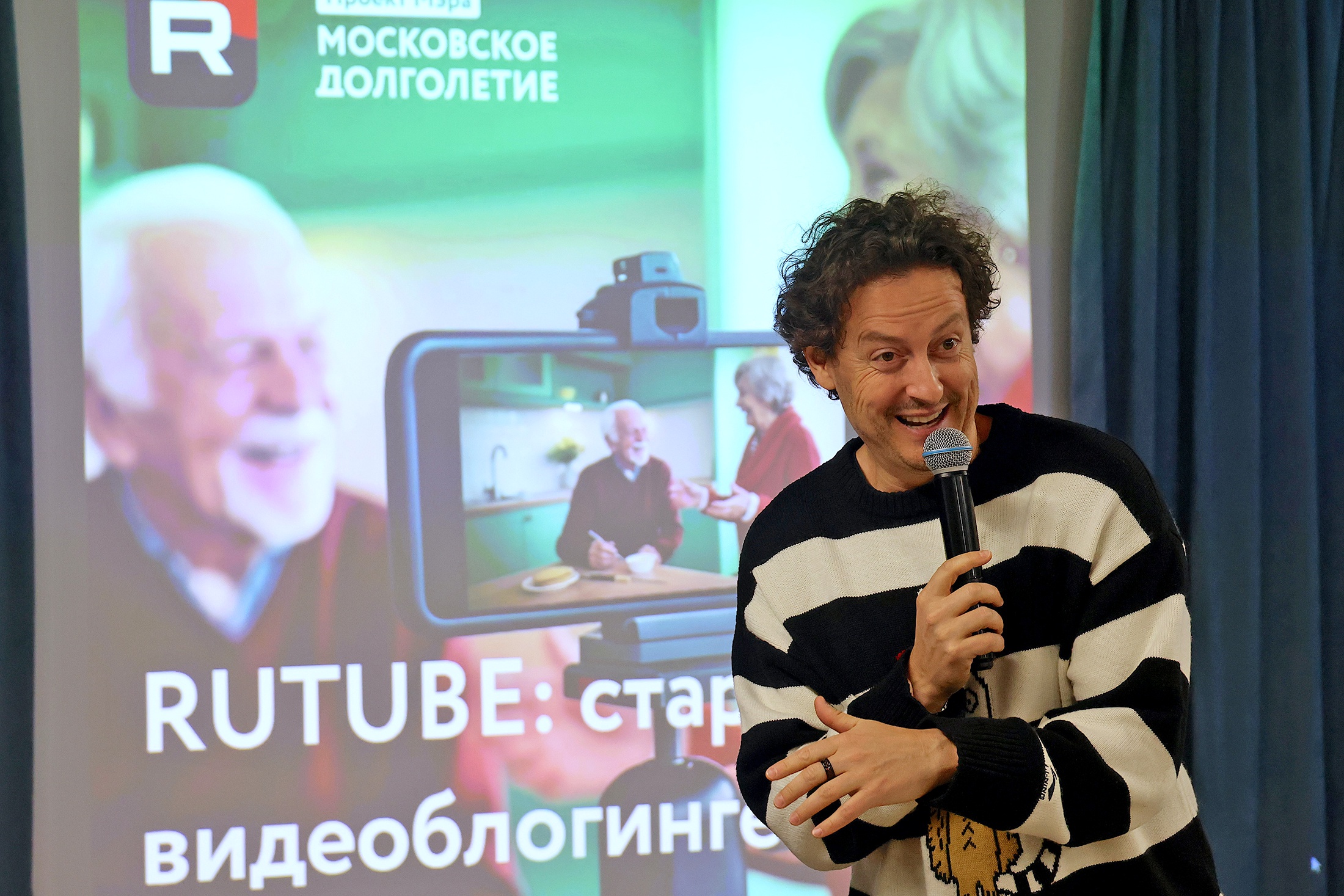 Артист Станислав Ярушин дал советы участникам "Московского долголетия", как снять интересный ролик и разместить его в Сети.