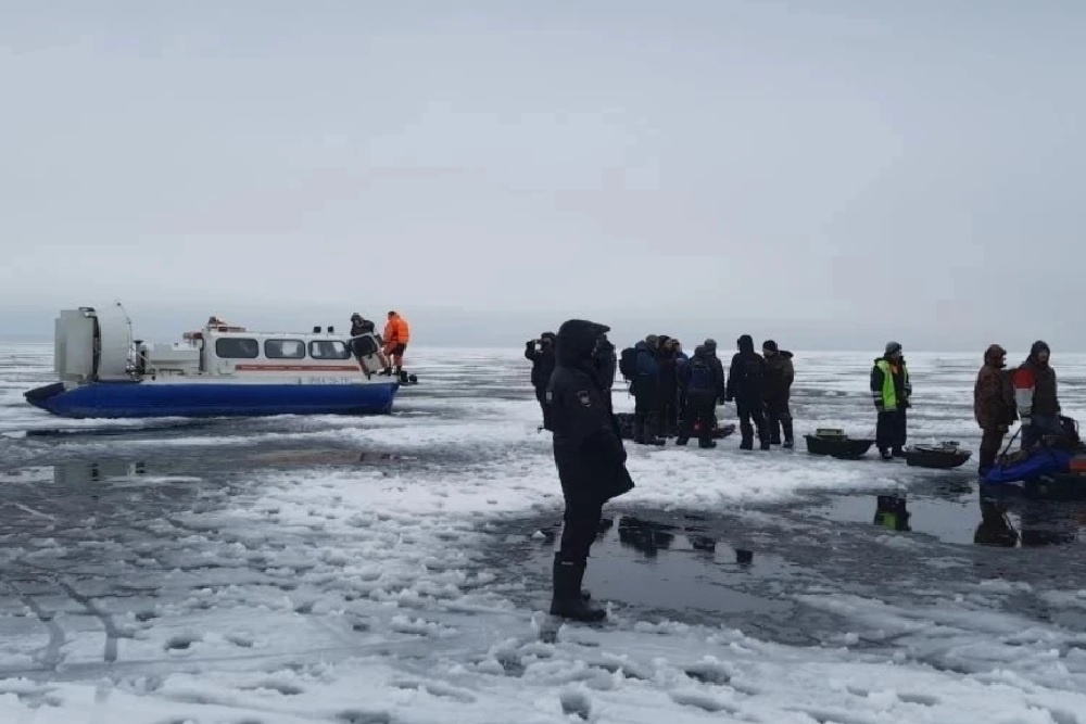 Эвакуация рыбаков со льдины в Финском заливе Эвакуация рыбаков со льдины в Финском заливе