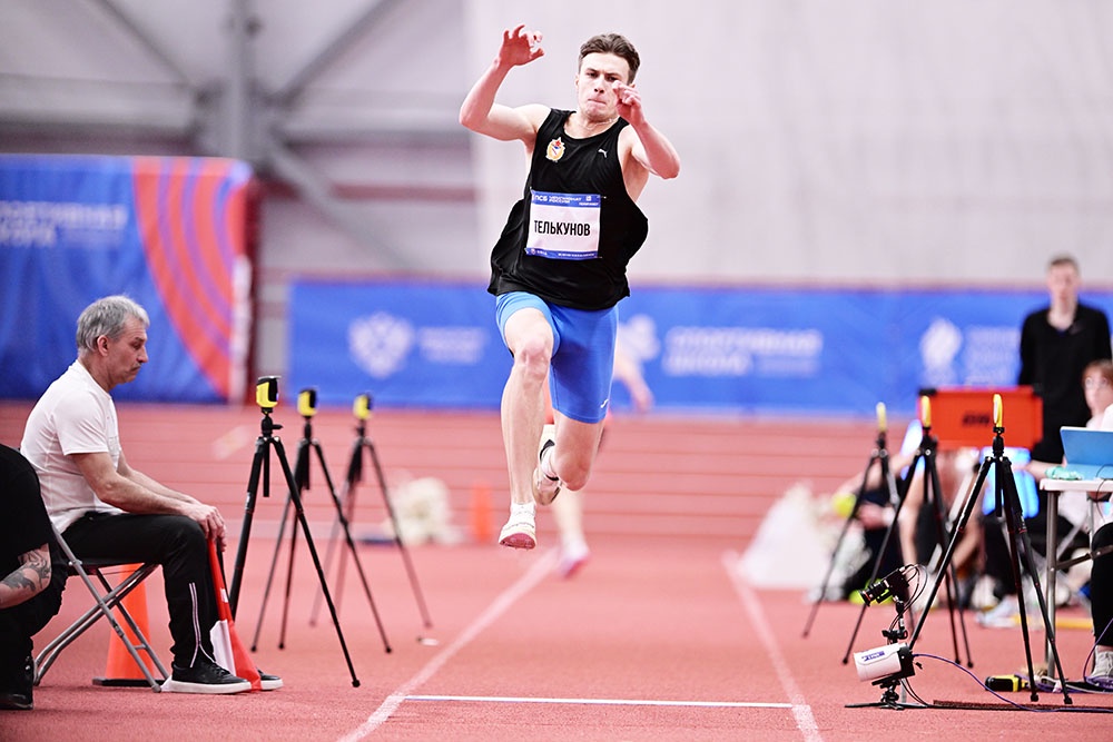 В секторе тройного прыжка Илья Телькунов в последней попытке улетел на солидные 17 м.