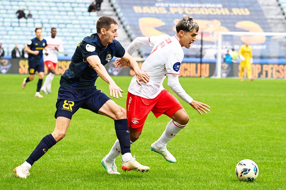 Футболисты "Спартака" (в белой форме) обязаны были выигрывать у "Сочи", чтобы сохранить реальные шансы на призовые места. Со своей задачей гости справились, победив со счетом 3:2.