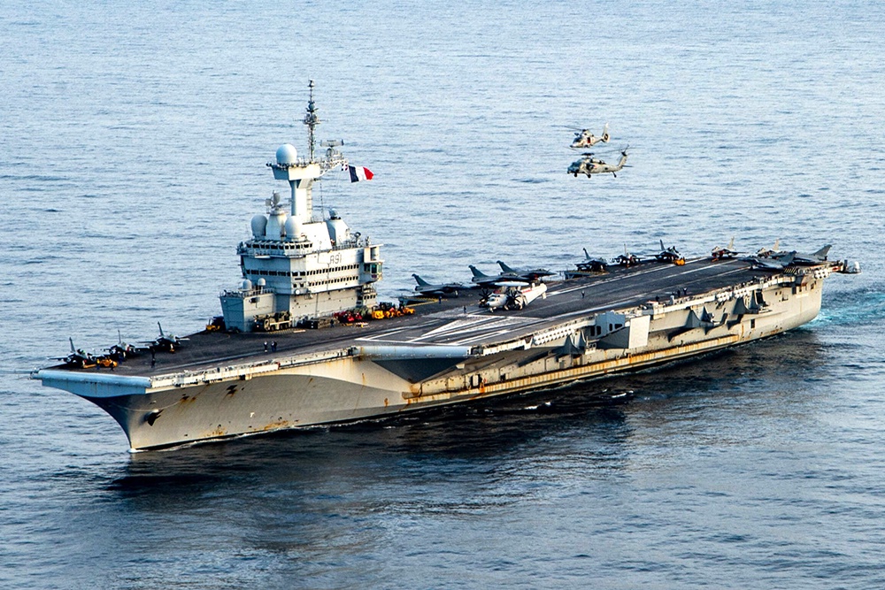 Франция перебрасывает авианосец "Шарль де Голль" к берегам Ирана.