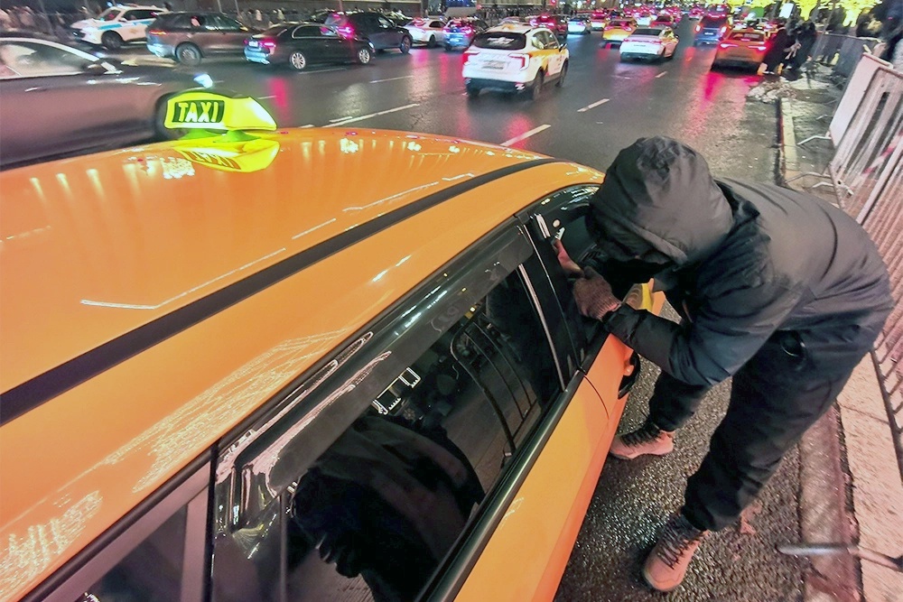 Мало кто из пассажиров в Москве ищет такси на стоянке, большинство предпочитают пользоваться мобильным приложением.