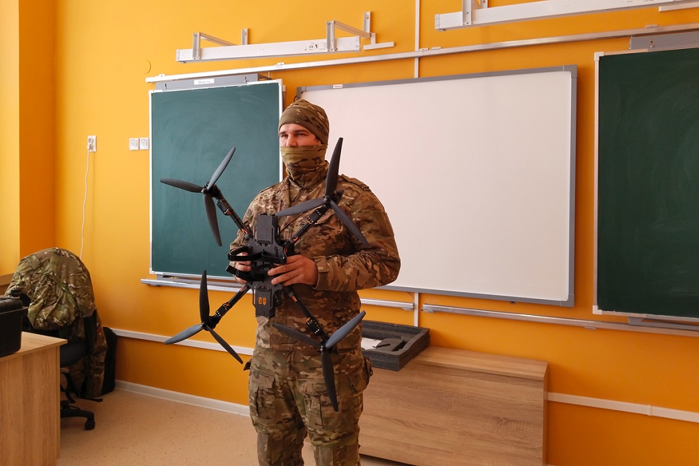 В качестве наглядного материала используются реальные БПЛА.