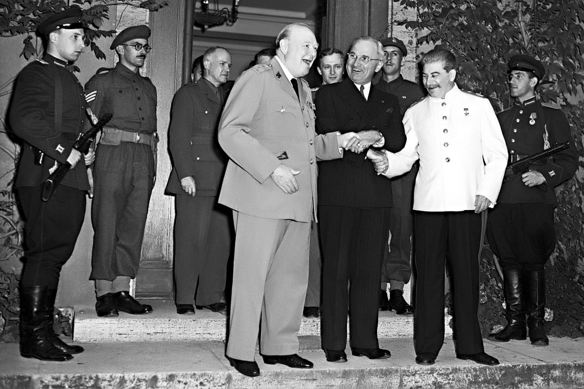 У. Черчилль, Г. Трумэн и И. Сталин на Потсдамской конференции. Июль 1945 года.
