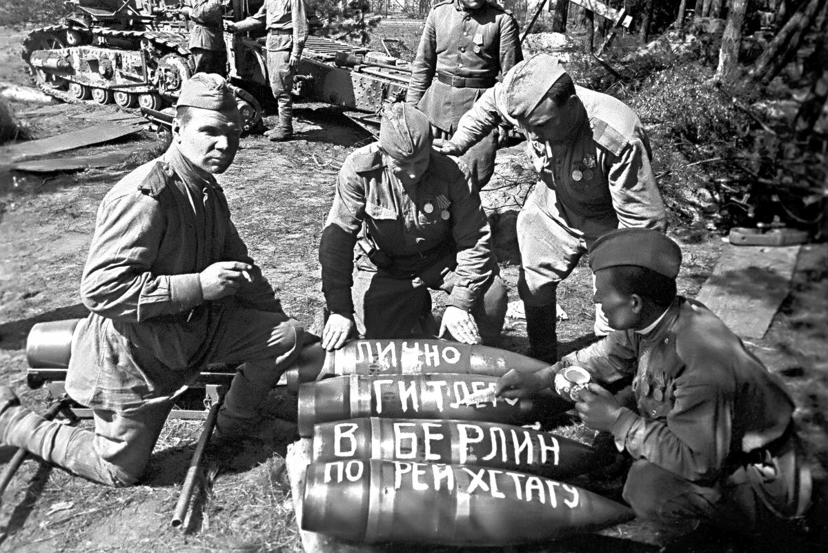 Советские артиллеристы пишут на снарядах послания фашистам.