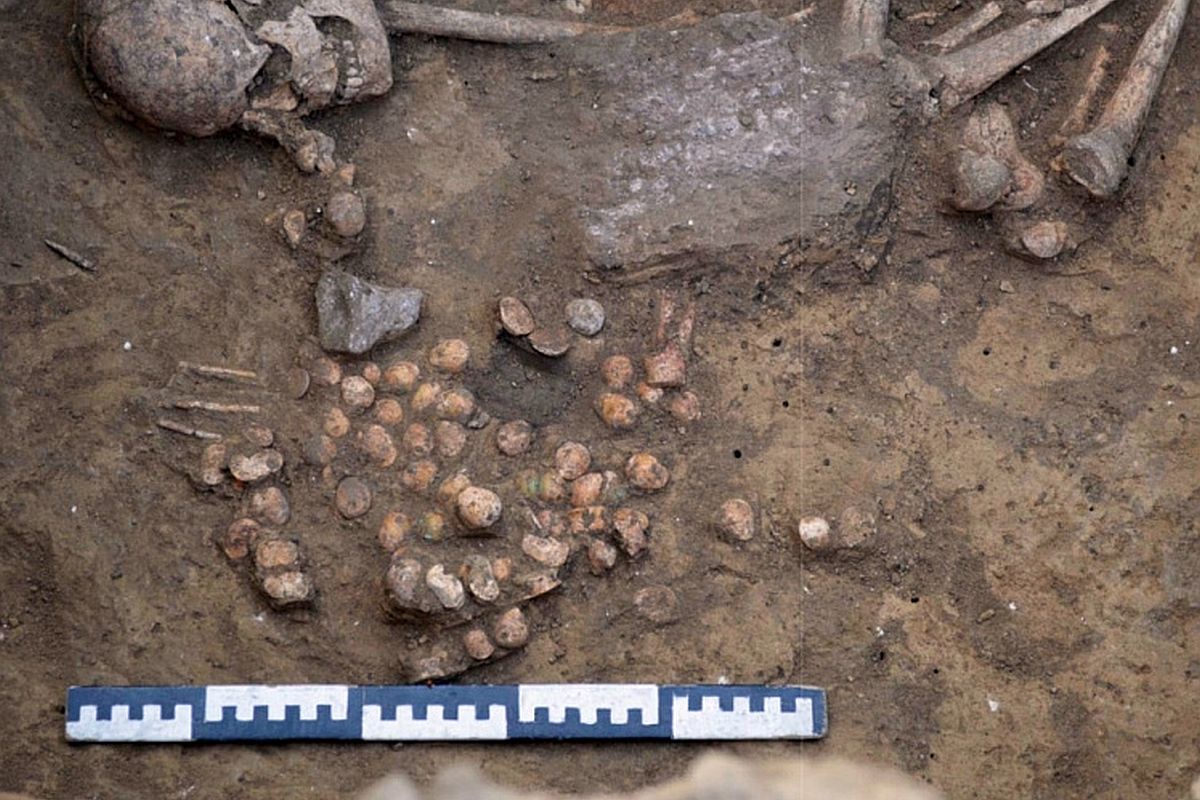 Перед лицом погребенного находилось кожаная "игральная доска".