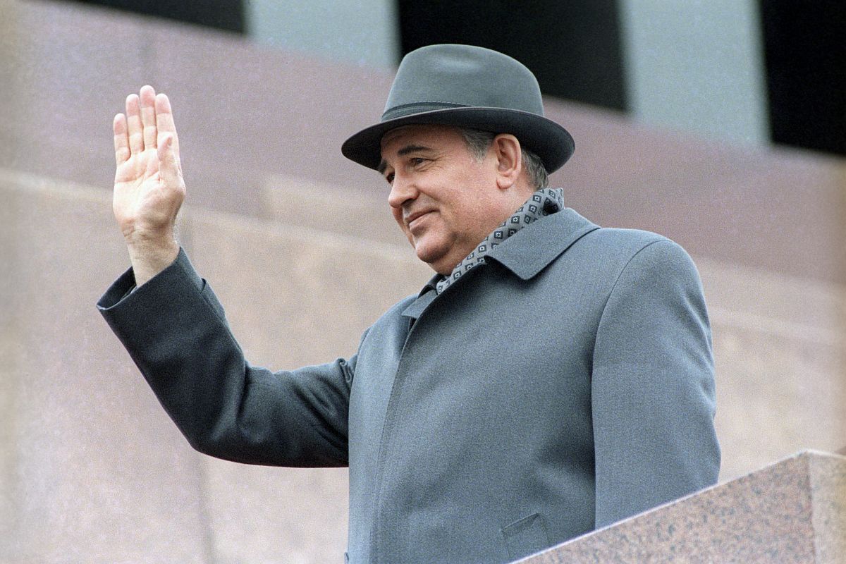 Генеральный секретарь ЦК КПСС Михаил Горбачев на трибуне Мавзолея Ленина во время парада 9 мая 1985 года.