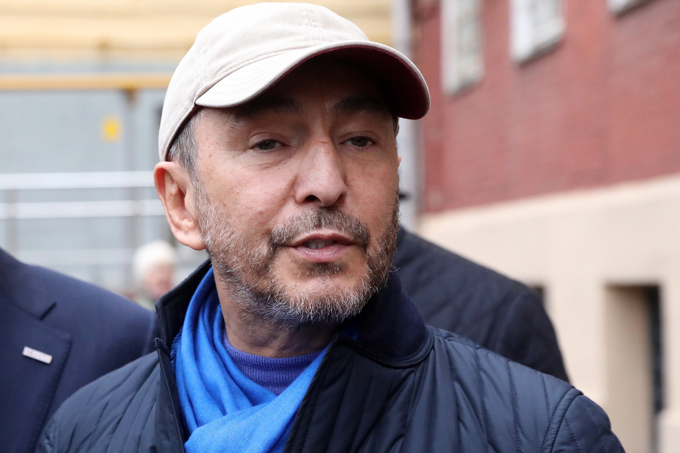 Бывший сенатор, бизнесмен Умар Джабраилов, приговоренный к штрафу в 500 тысяч рублей за стрельбу в гостиничном номере Four Seasons, после заседания у Тверского районного суда. 