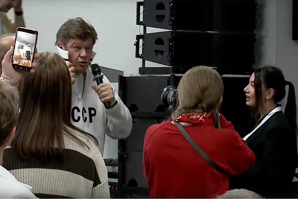 Сначала Губерниев обрадовался: "Как у Лаврова!", а потом понял - у свитера есть "недоработка".