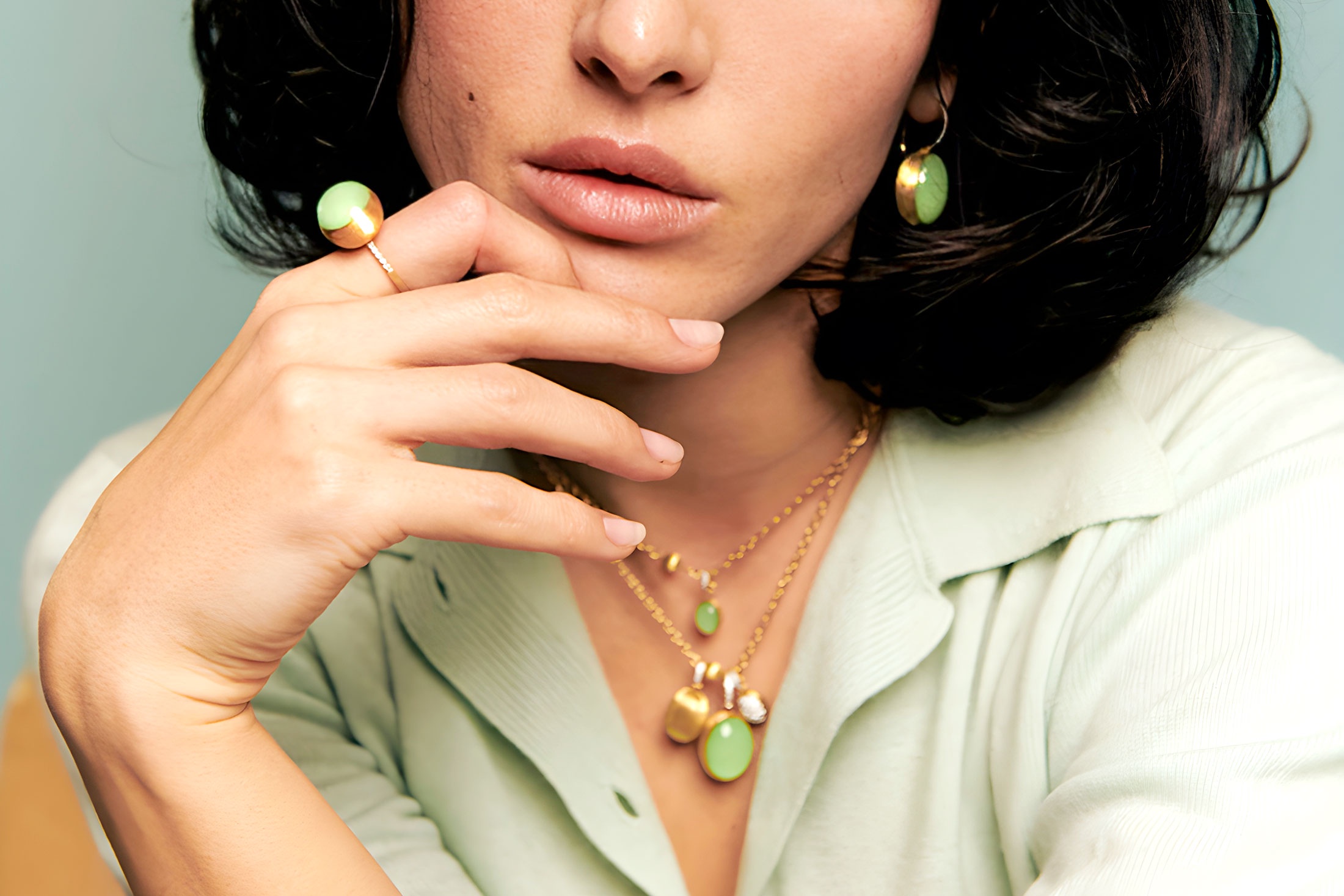 Украшения итальянского бренда Nanis задуманы для живого повседневного ритма: их легко комбинировать, создавая многослойные композиции.