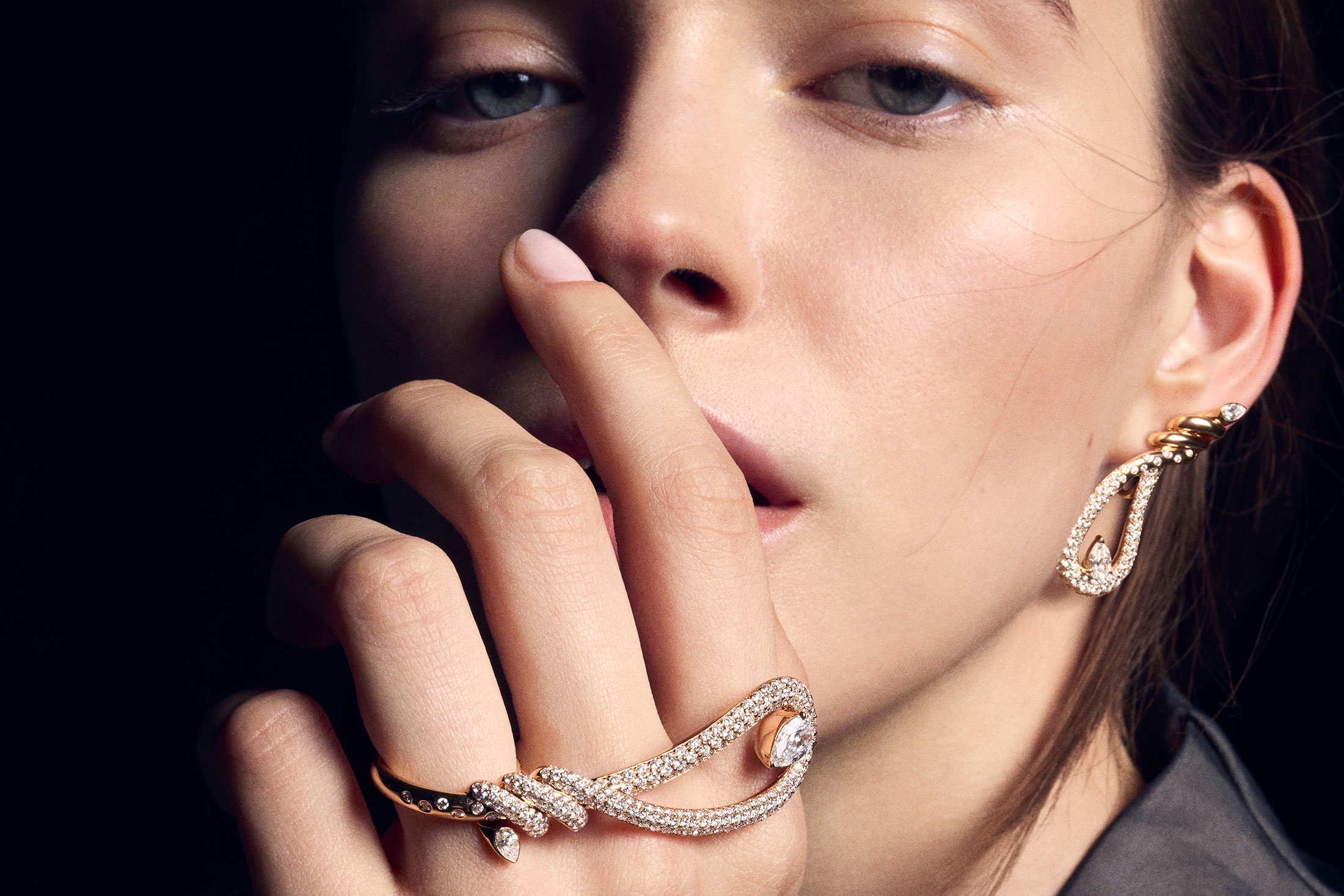 Коллекция Closer от Crivelli - это сочетание мастерства, эстетики и смысловой глубины, где каждый элемент продуман до мелочей.
