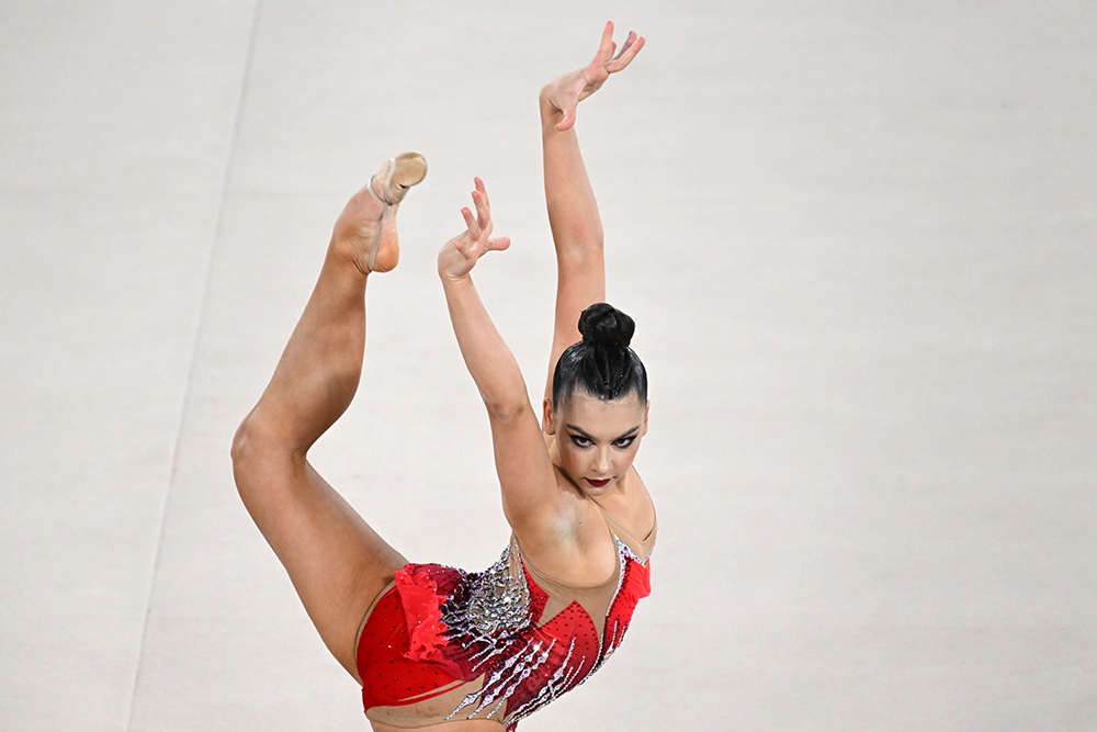 Лале Крамаренко пока не хватает сложности и точности, но ее яркие образы остаются неподражаемыми. 