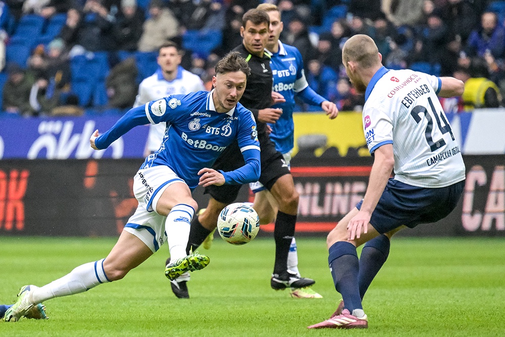 В первом официальном матче в этом году футболисты "Динамо" разгромили "Крылья Советов" со счетом 4:0.