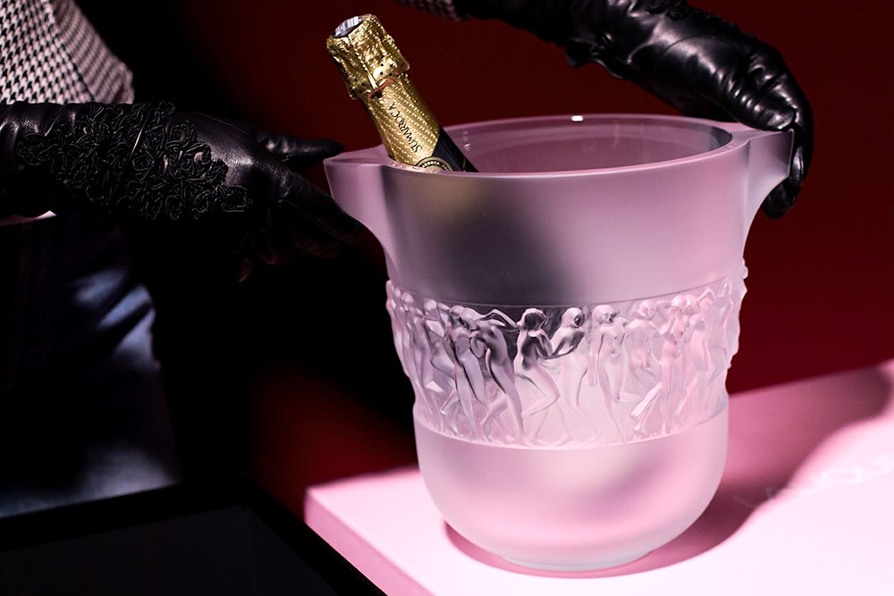 Lalique, кулер для шампанского "Вакханки" с барельефами юных жриц - один из узнаваемых образцов стиля этого французского дома, представленного в "Частной резиденции".