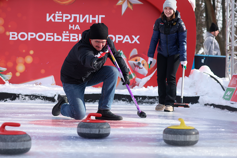 Корреспондент "РГ" принял участие в мастер-классе по керлингу на Воробьевых горах.
