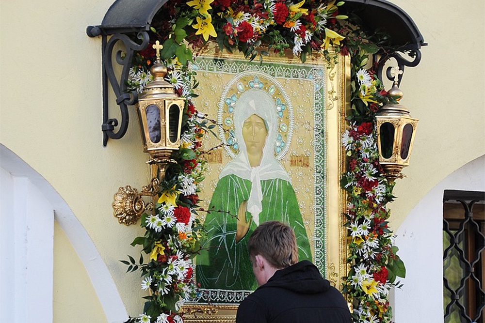 Молятся Матронушке в болезнях, трудных житейских ситуациях, в бедности, желая найти работу, при проблемах в семье или с жильем.