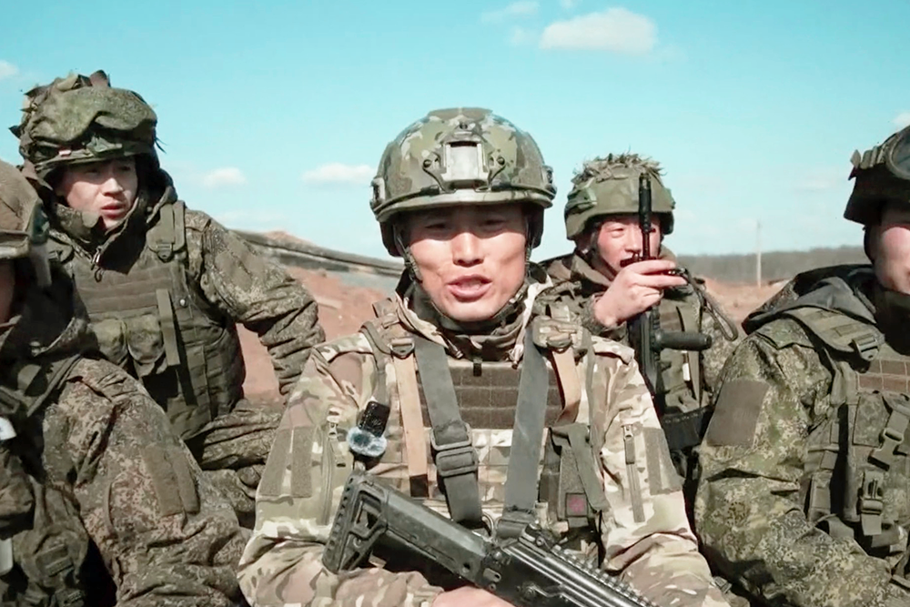 На телеканале "Россия 1" готовится к показу документальный фильм о северокорейских бойцах, которые помогли нашим военным выдавить с территории Курской области оккупантов. Некоторые подразделения армии КНДР остались в России и сейчас помогают нашим саперам разминировать территорию. Параллельно северокорейские воины тренируются на полигонах. "Боевая, стрелковая и политподготовка корейских спецназовцев в условиях курского плотного леса. Еще и в полной секретности от всего мира", - говорится в анонсе к фильму.