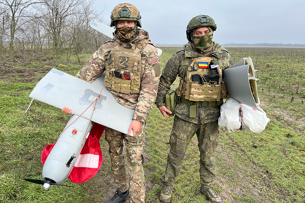 Бойцы с позывными Сильвер (слева) и Полумий поймали "птичку" после восьмичасового полета.