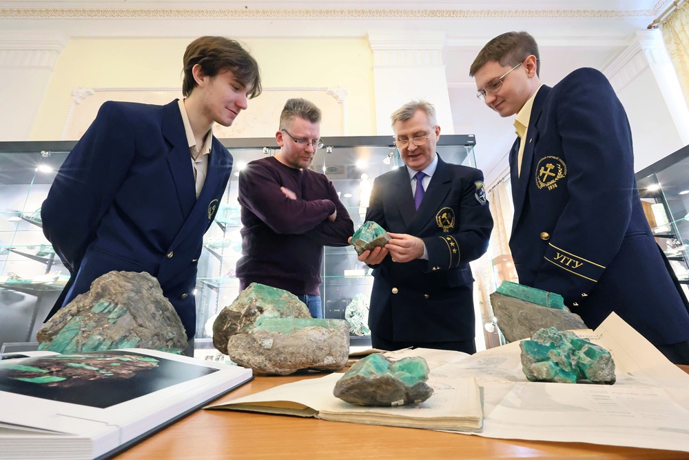Уральский геологический музей располагает богатой коллекцией самоцветов.