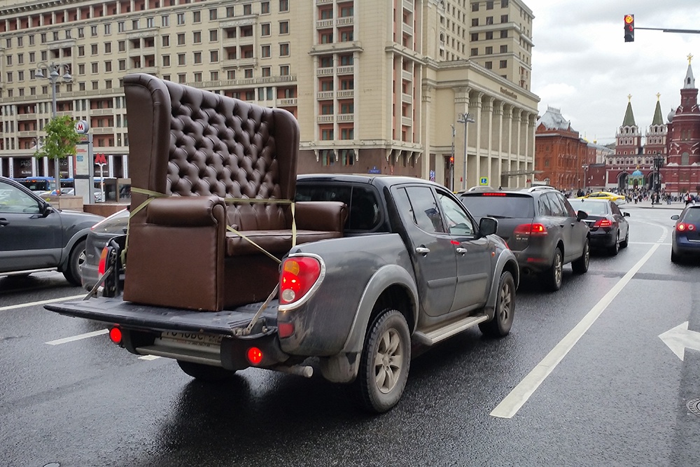 Люди, которые переезжают на новое место из-за работы, обычно снимают, а не покупают жилье