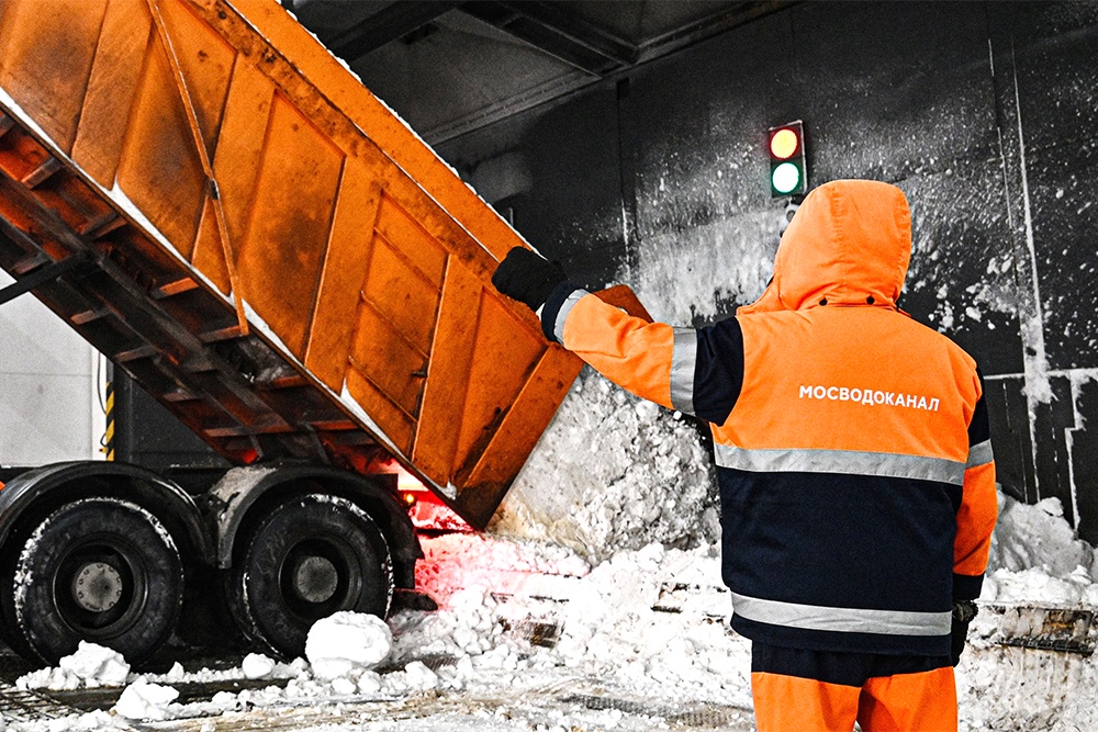 Снегосплавные пункты в столице работают в круглосуточном режиме, чтобы быстрее избавить город от лишнего снега.