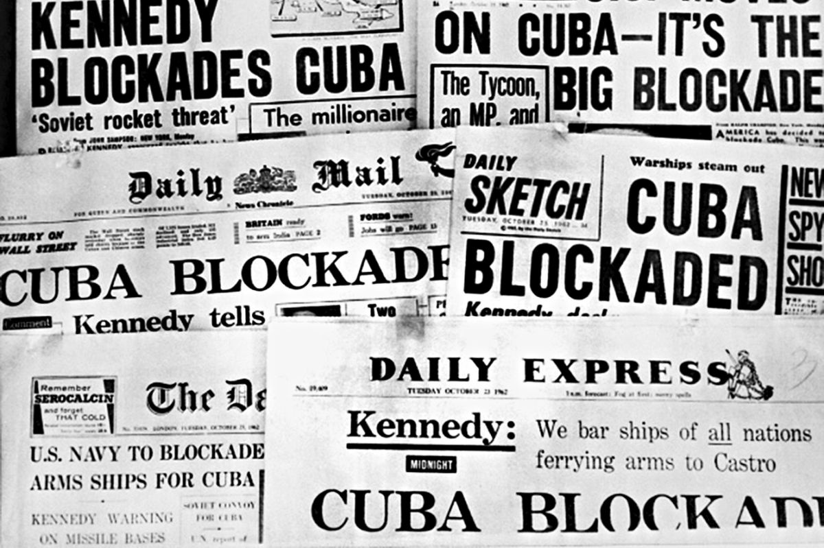 23 октября 1962 года. Британские газеты переполнены сообщениями о блокаде Кубы президентом Кеннеди.