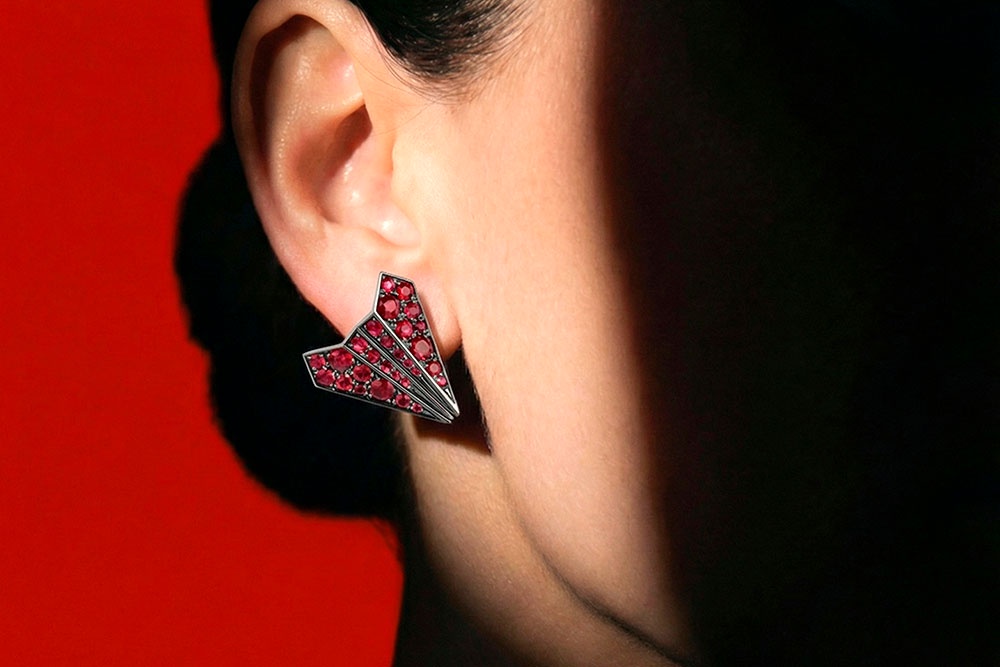 Liza Borzaya расширила коллекцию "Бумажные самолетики" новинками с рубинами.