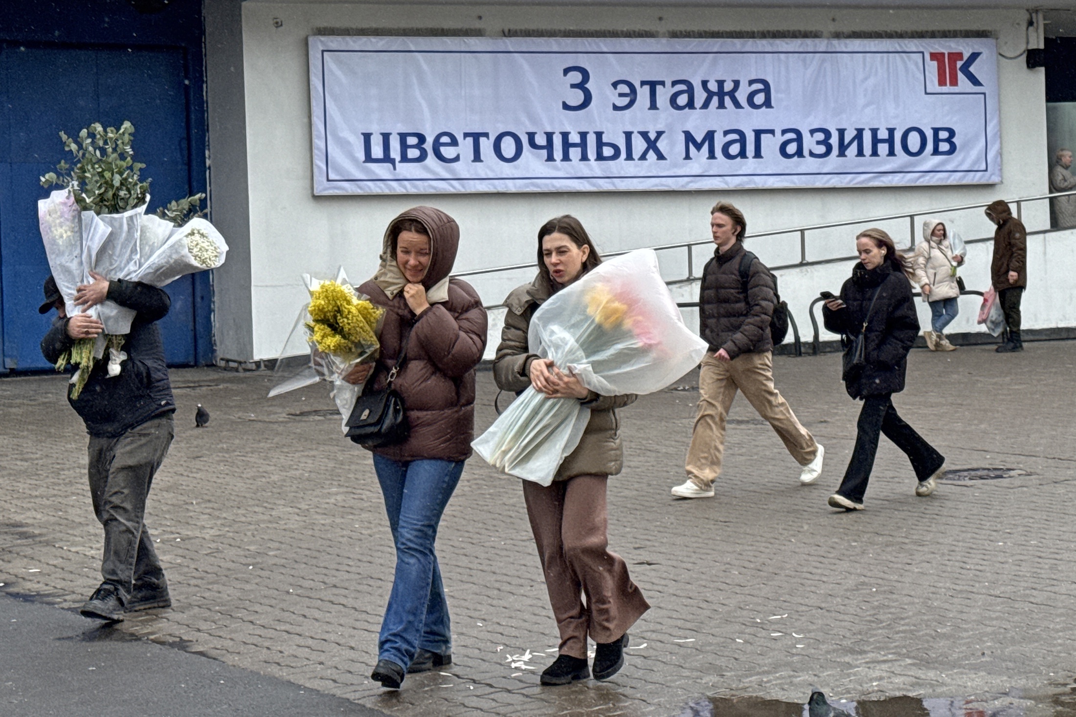 Количество прилавков на рынке исчисляется тысячами, а цветов - миллионами. Можно подобрать букет на любой повод, вкус и кошелек.