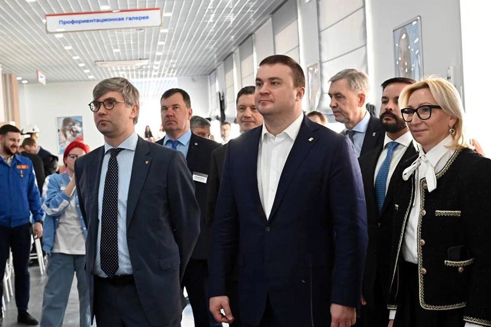 Виталий Хоценко (в центре снимка) принял участие в открытии нового специализированного кадрового центра "Работа молодежи России" Виталий Хоценко (в центре снимка) принял участие в открытии нового специализированного кадрового центра "Работа молодежи России"