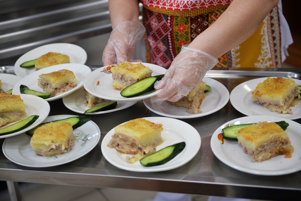 В договоре с поставщиком указано, что льготное и платное питание в школе должно состоять из одних и тех же блюд.