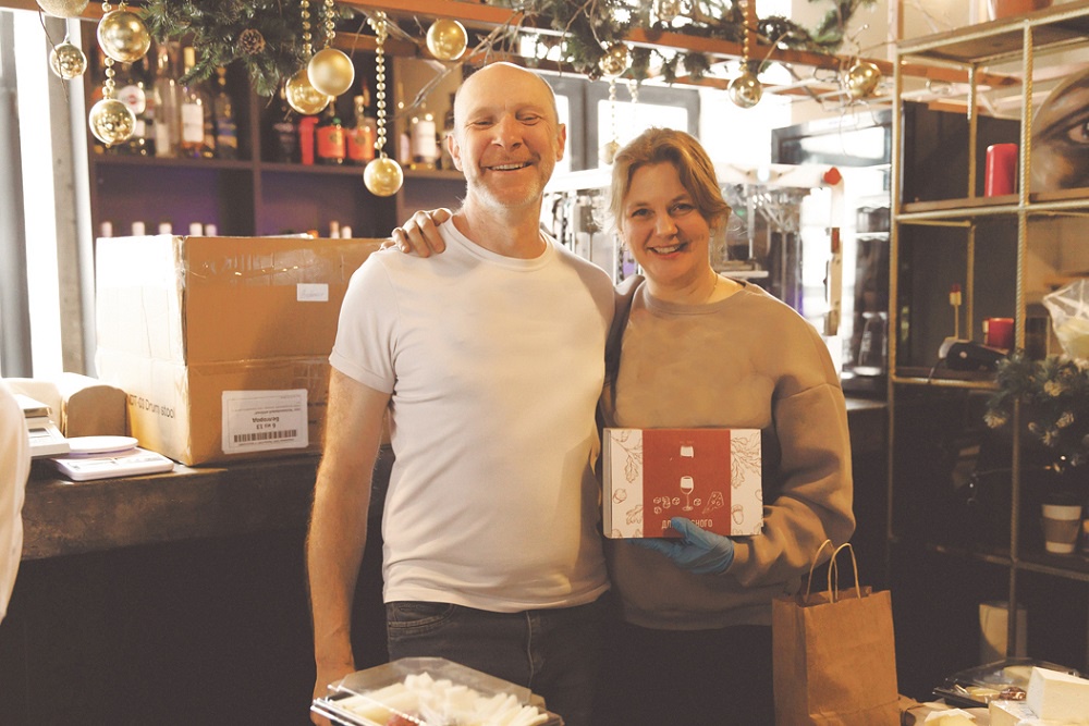 Жан скучает по виду на Монблан, но уезжать из России не собирается. С Мариной они вместе  уже 20 лет.