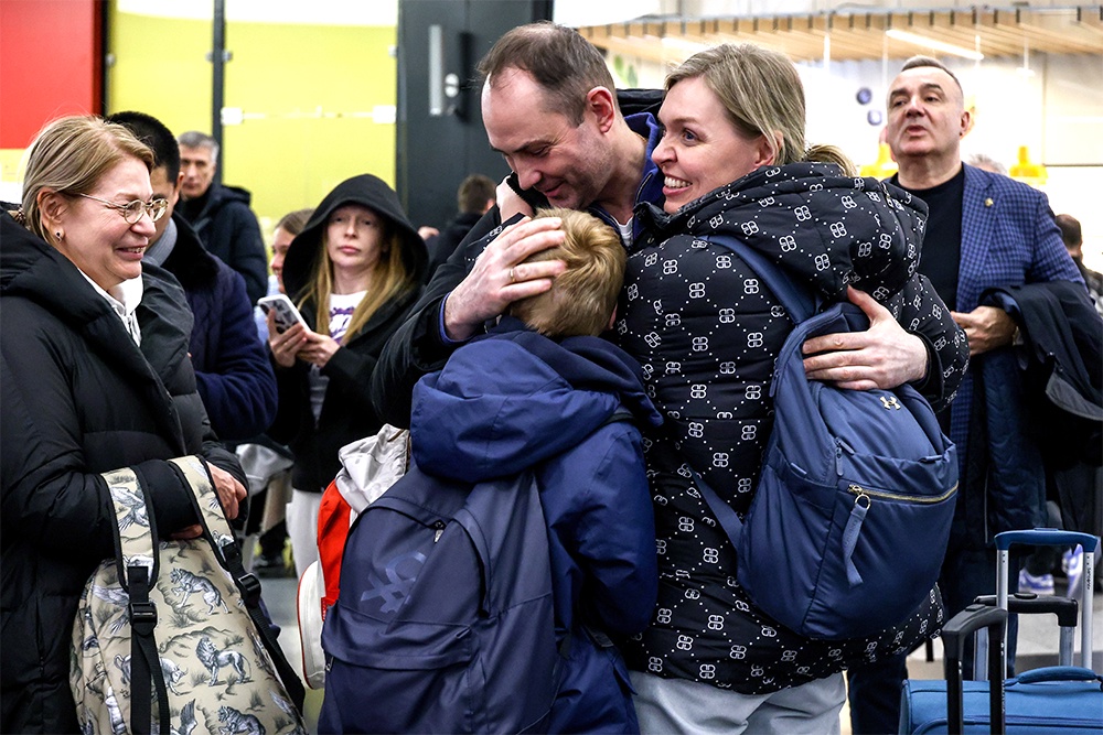 Трогательные моменты возвращения на Родину.