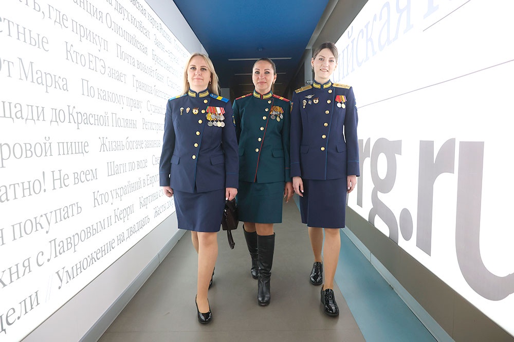 Светлана Лопатина (слева), Елена Орехова (в центре) и Яна Вервеина (справа) посмотрели, как готовится свежий номер.