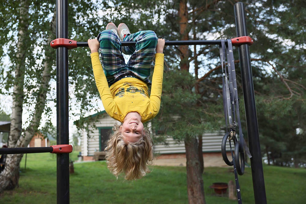 Задача родителей - вырастить такую девочку, которая и постоять за себя сможет, и свою женскую судьбу проживет счастливо.