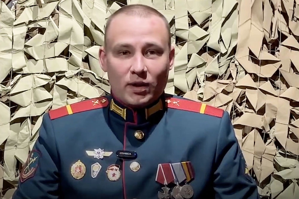 Из пивовара - в разведчики. Гвардии ефрейтор Анатолий Губарев по образованию технолог общественного питания и ранее работал поваром в ресторанах и кафе. "Город небольшой, почти везде успел потрудиться", - вспоминает он. "Затем перешел в частную пивоварню, там 5 лет до СВО был. Хорошая работа. Но дежурил я по ночам и думал - там же парни рискуют, выполняют задачи. А чем я лучше или хуже? Подписал контракт, никому ничего не сказав", - добавляет он. Анатолий ушел в итоге на фронт добровольцем. "Хотел в подразделение БПЛА, но с восторгом согласился, когда предложили пойти в разведку. Это же элита из элит, всегда на "передке" и в тылу врага", - отмечает боец. 