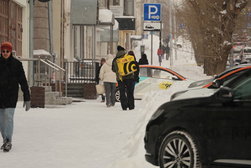 Легальный курьер к вам пришел или нет, можно проверить по персональному номеру на коробе, его присваивает работодатель.